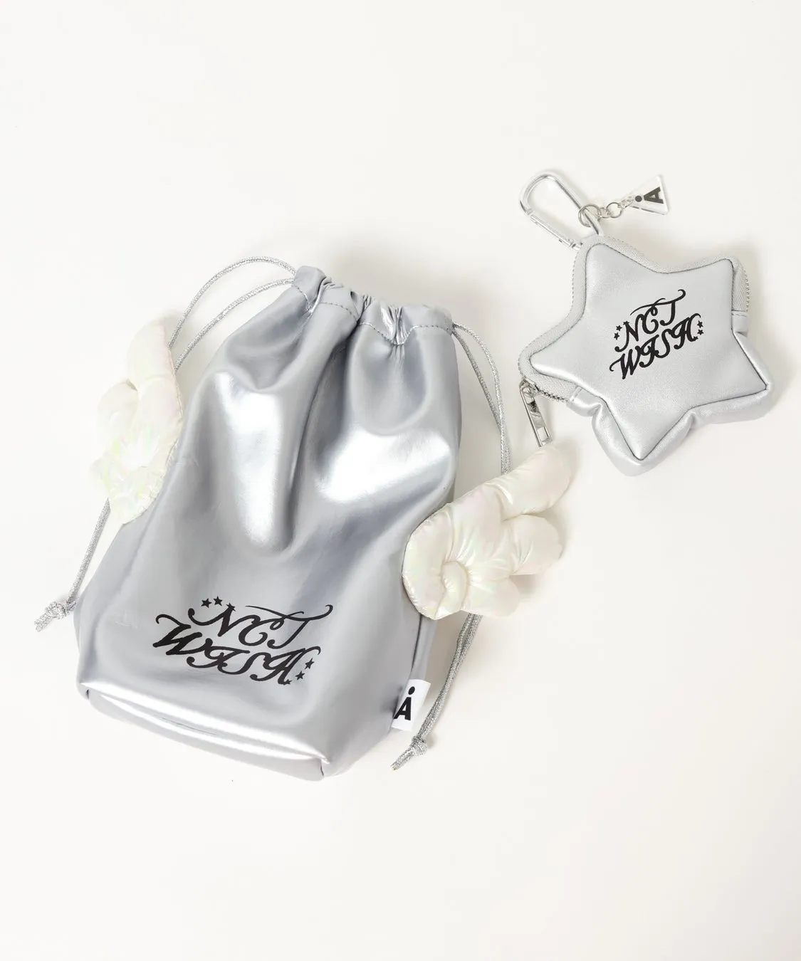 NCT WISH、ALANDと初のコラボで夢の店内ジャック!サイン入りパネルや限定衣装展示も! 2 巾着袋, ポーチ, 星型, 羽, 銀色, NCT WISH, ファッション小物