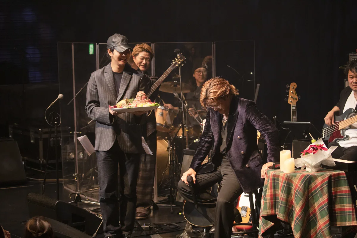 【数原龍友】2023年より開催しているビルボードでのソロ公演『KAZ Billboard Live 2025-2026 "Sweet Dreams"』東京公演を自身の誕生日である12/28に開催！片寄涼太も駆けつけ、数原の誕生日をお祝い！！