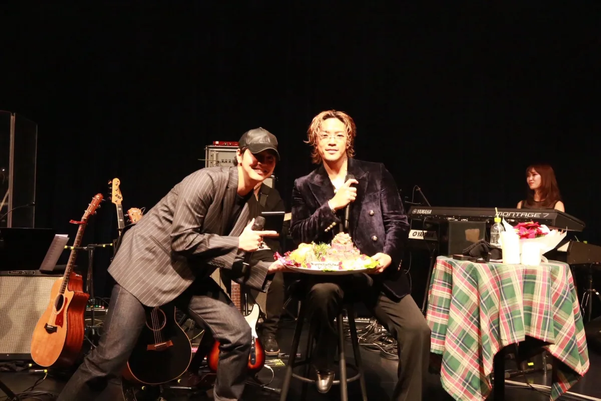 【数原龍友】2023年より開催しているビルボードでのソロ公演『KAZ Billboard Live 2025-2026 "Sweet Dreams"』東京公演を自身の誕生日である12/28に開催！片寄涼太も駆けつけ、数原の誕生日をお祝い！！