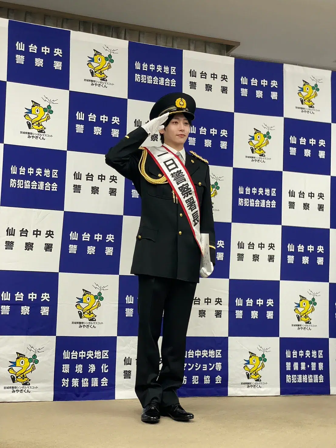 荒井啓志、地元・宮城県仙台中央警察署で一日署長に任命!「生まれ育った故郷で大役はとても嬉しい」制服姿で110番の適切な利用について呼びかけ 2 荒井啓志、地元・宮城県仙台中央警察署で一日署長に任命!「生まれ育った故郷で大役はとても嬉しい」制服姿で110番の適切な利用について呼びかけ