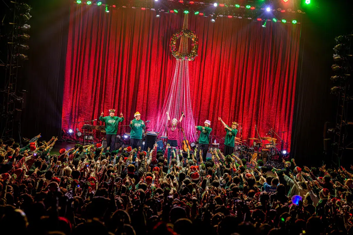 表現力と音楽性を拡大し続けてきたMay'n、その20周年の集大成が一夜に！　『May'n Special Concert 2025「May'n Xmas -the Brightest-」』レポート