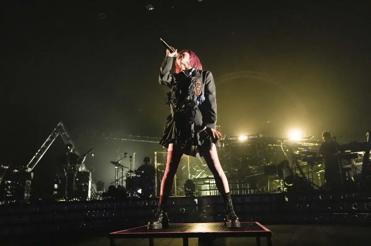 LiSA 約2年ぶりの全国ホールツアー、全18公演を完走し約4万人を動員!&東京公演のライブ写真が初解禁!!&26年4月から15周年イヤーに突入!! 12 LiSA 約2年ぶりの全国ホールツアー、全18公演を完走し約4万人を動員!&東京公演のライブ写真が初解禁!!&26年4月から15周年イヤーに突入!!