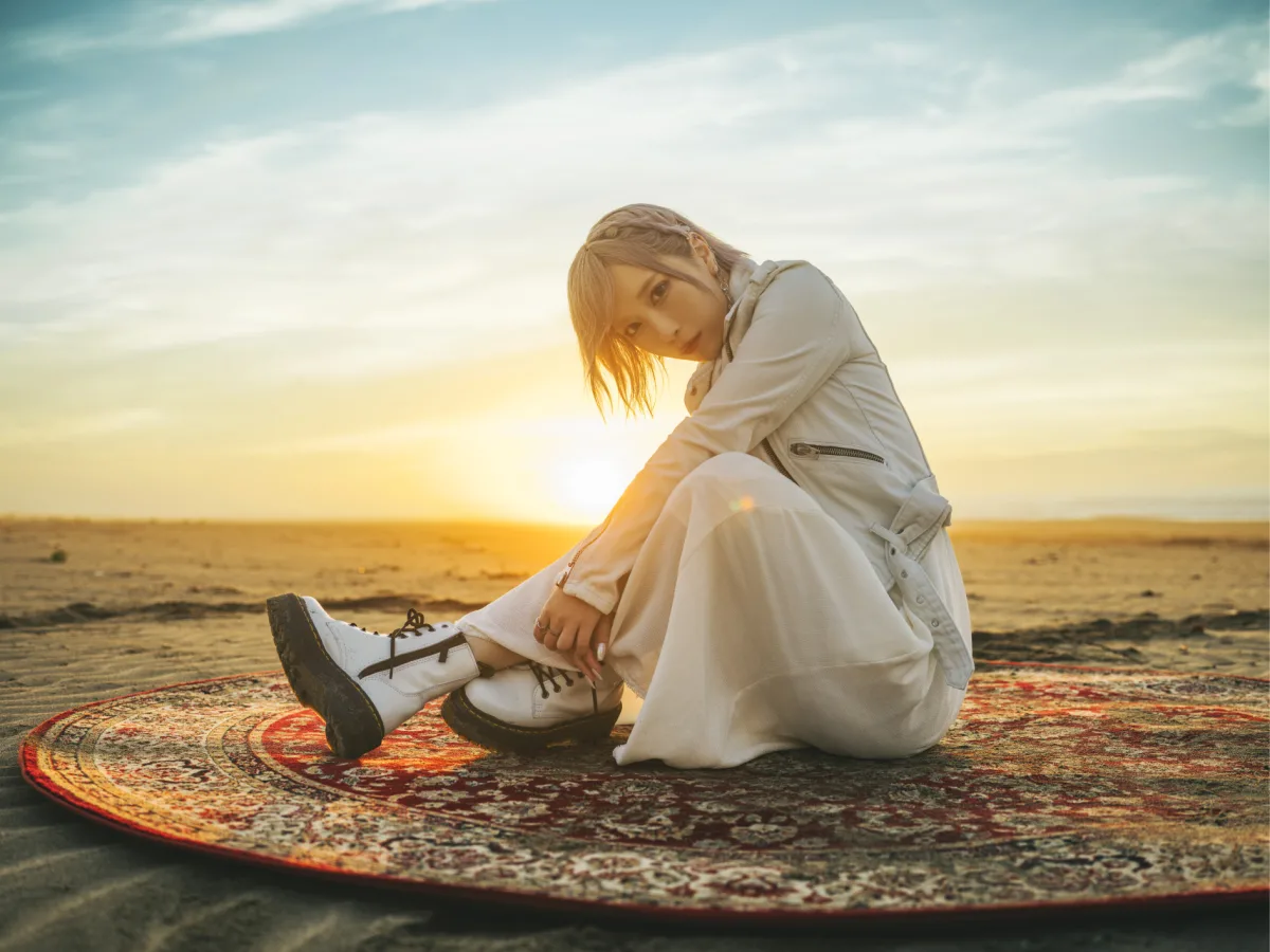 ReoNa、『アークナイツ 6th Anniversary Fes. 「Continuum」』で、アニメ「アークナイツ」関連楽曲を全曲披露！