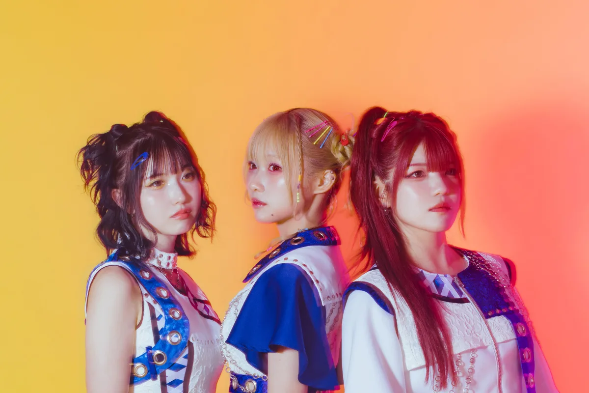 3人組ガールズロックバンドTRiDENT 全国ツアー「BLUE DAWN TOUR 25-26」ファイナル渋谷WWWX公演で500人が熱狂！ 全16曲で“黎明”を刻み、次章へ向けた無料ライブ開催を発表