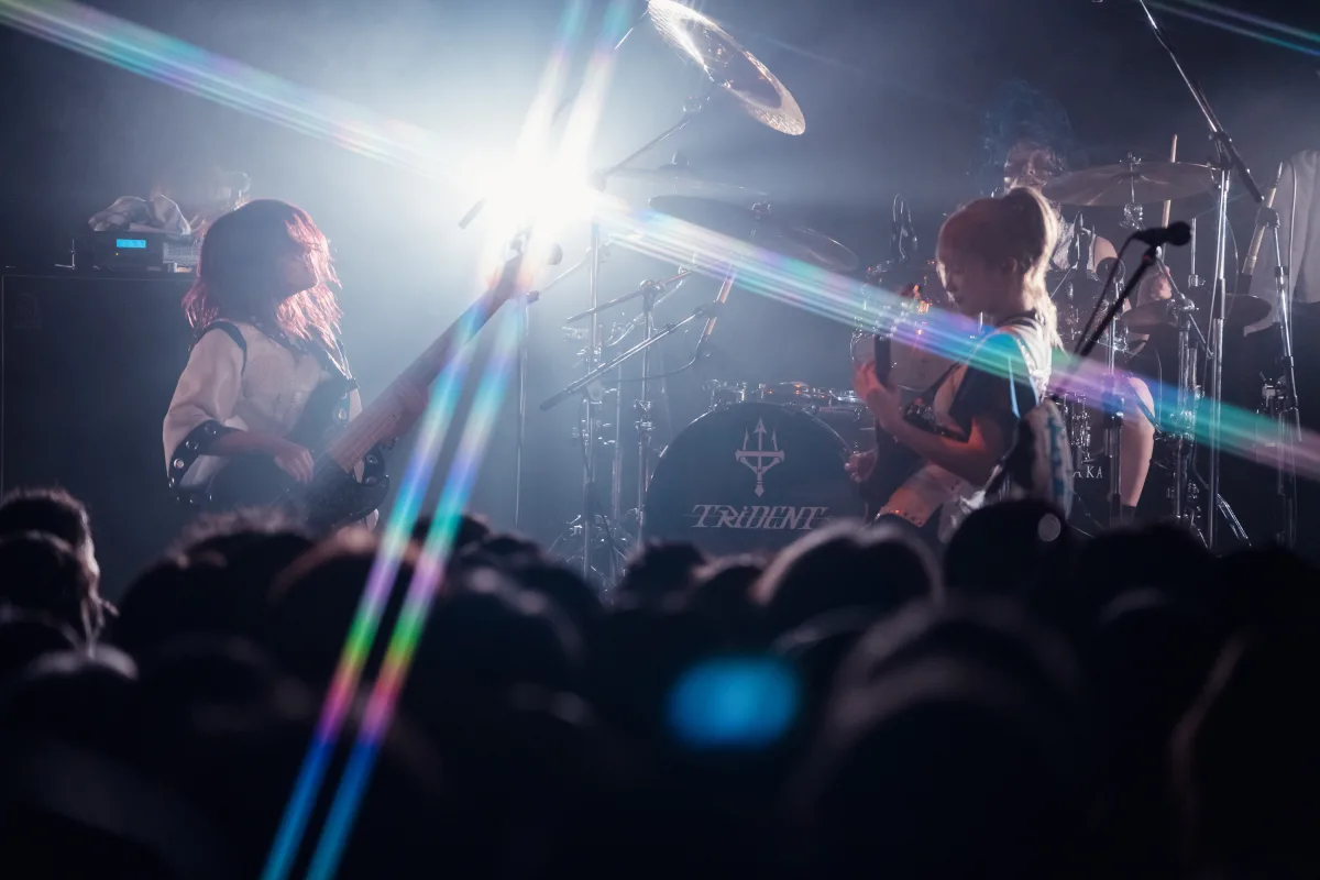 3人組ガールズロックバンドTRiDENT 全国ツアー「BLUE DAWN TOUR 25-26」ファイナル渋谷WWWX公演で500人が熱狂！ 全16曲で“黎明”を刻み、次章へ向けた無料ライブ開催を発表