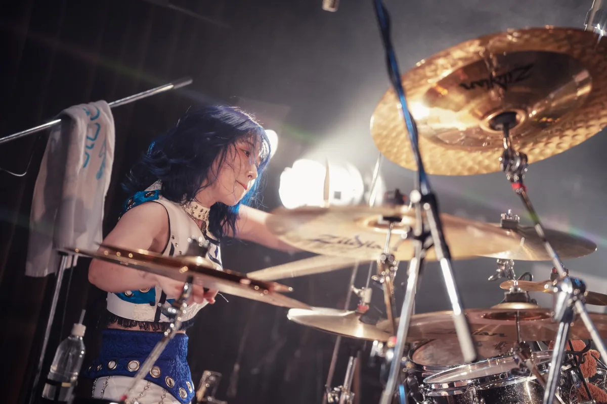 3人組ガールズロックバンドTRiDENT 全国ツアー「BLUE DAWN TOUR 25-26」ファイナル渋谷WWWX公演で500人が熱狂！ 全16曲で“黎明”を刻み、次章へ向けた無料ライブ開催を発表