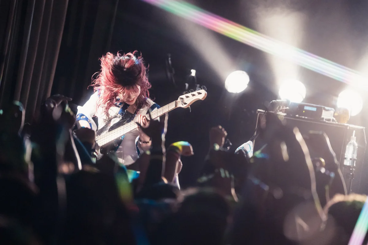 3人組ガールズロックバンドTRiDENT 全国ツアー「BLUE DAWN TOUR 25-26」ファイナル渋谷WWWX公演で500人が熱狂！ 全16曲で“黎明”を刻み、次章へ向けた無料ライブ開催を発表