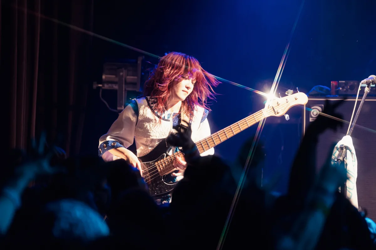 3人組ガールズロックバンドTRiDENT 全国ツアー「BLUE DAWN TOUR 25-26」ファイナル渋谷WWWX公演で500人が熱狂！ 全16曲で“黎明”を刻み、次章へ向けた無料ライブ開催を発表