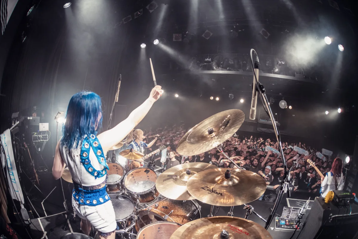 3人組ガールズロックバンドTRiDENT 全国ツアー「BLUE DAWN TOUR 25-26」ファイナル渋谷WWWX公演で500人が熱狂！ 全16曲で“黎明”を刻み、次章へ向けた無料ライブ開催を発表