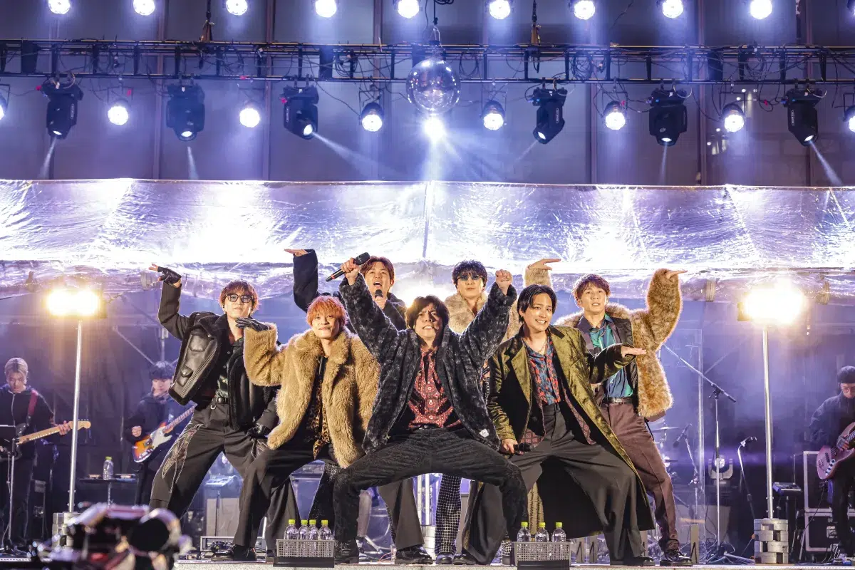 【WEST.】新宿歌舞伎町で初のフリーライブ完遂！告知45分で4000人熱狂、新曲「愛執」初披露＆全国ツアー発表も。動員力No.1グループが見せた“唯一無二”の証明