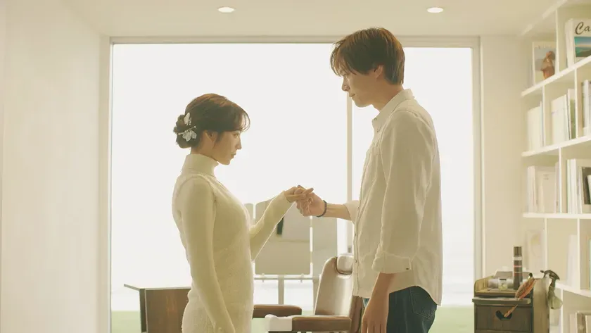 手をつなぐ美波と蓮