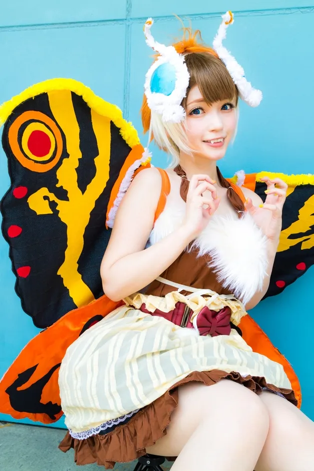 モスラのコスプレをした女性