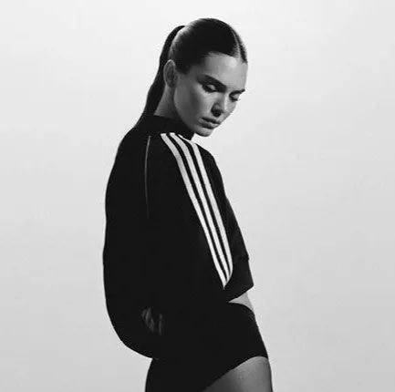 藤井風・JENNIEコメントあり!adidas SUPERSTAR新章開幕、原宿に限定フォトスポットも登場! 5 黒いスポーツウェアを着た女性の白黒写真。