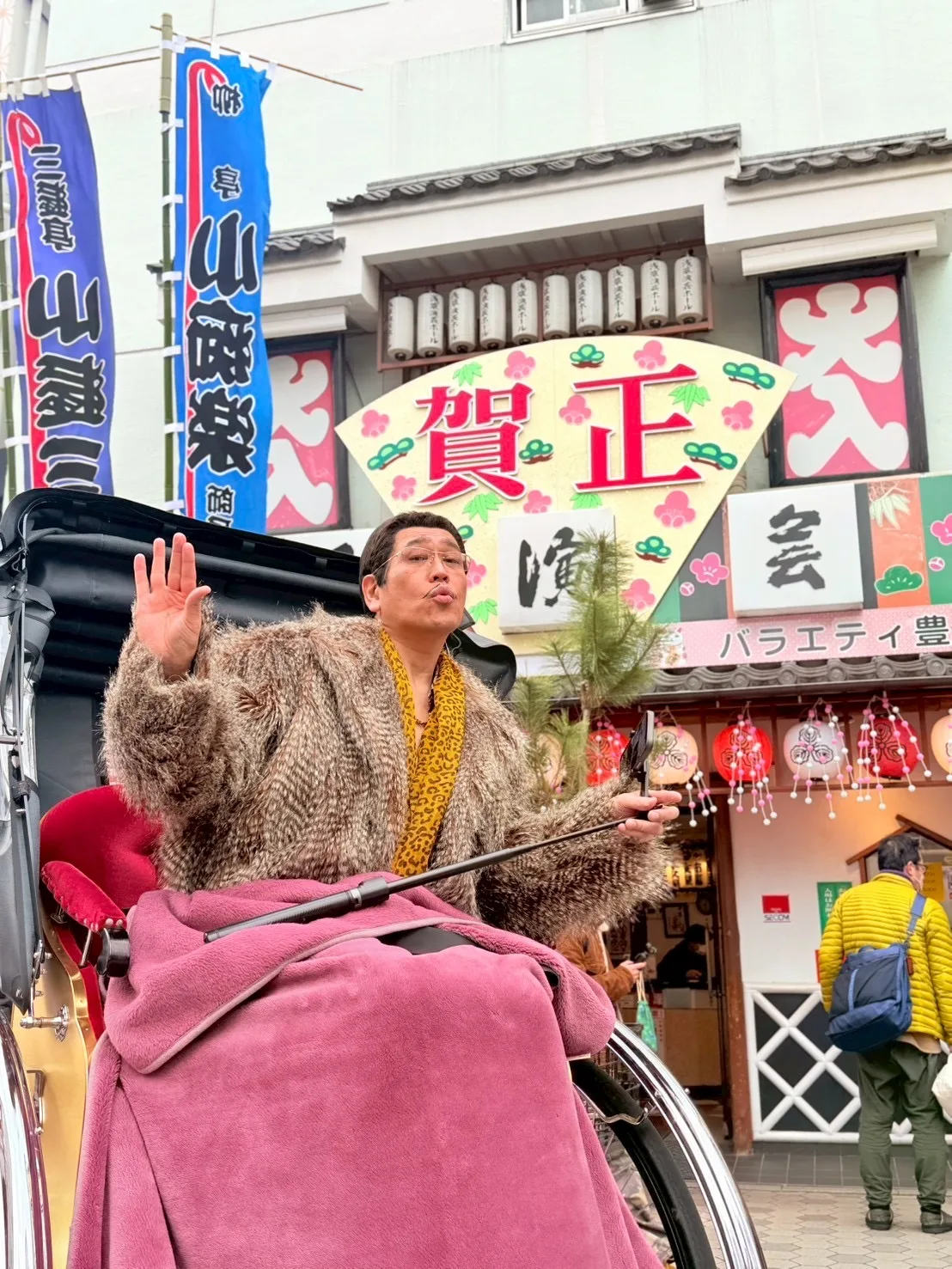 ピコ太郎、浅草・雷門でスティーヴ・アオキと奇跡の遭遇を収めた「東京観光Vlog」が公開！