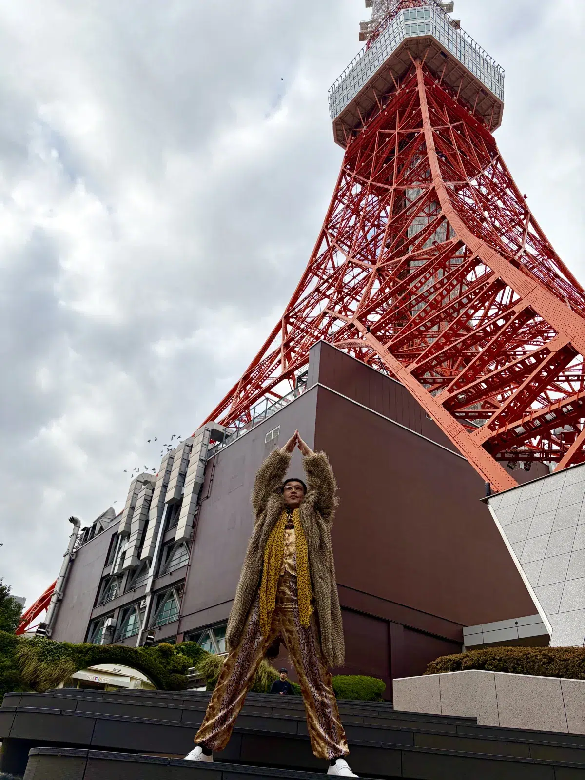 ピコ太郎、浅草・雷門でスティーヴ・アオキと奇跡の遭遇を収めた「東京観光Vlog」が公開！