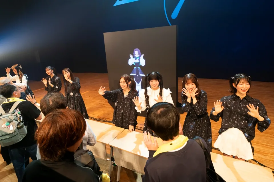 ナナニジ、ついにキャラクターと初共演！ソニーグループの最先端テクノロジーが叶えた夢のステージに大歓喜！