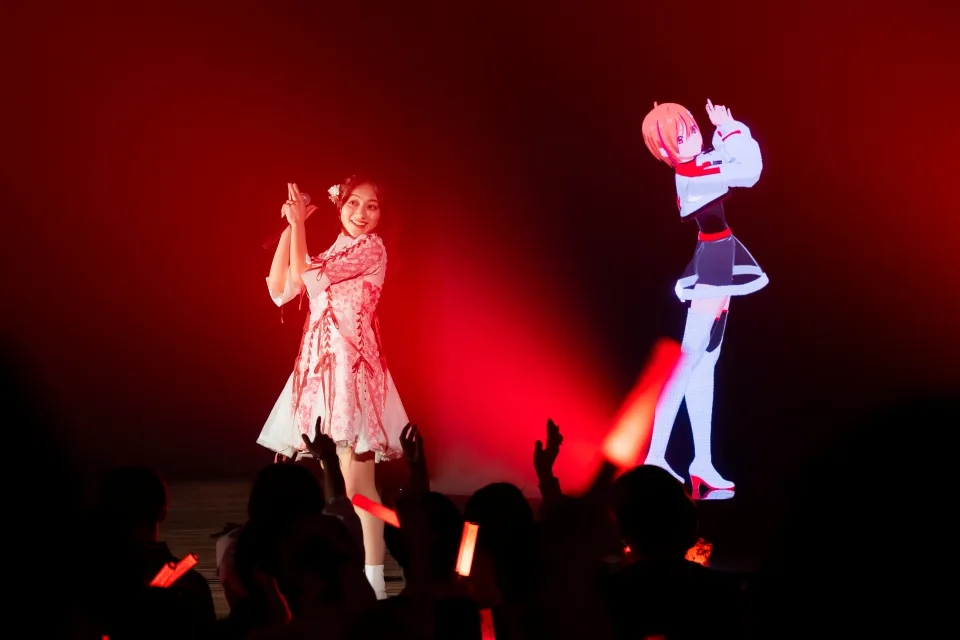 ナナニジ、ついにキャラクターと初共演！ソニーグループの最先端テクノロジーが叶えた夢のステージに大歓喜！