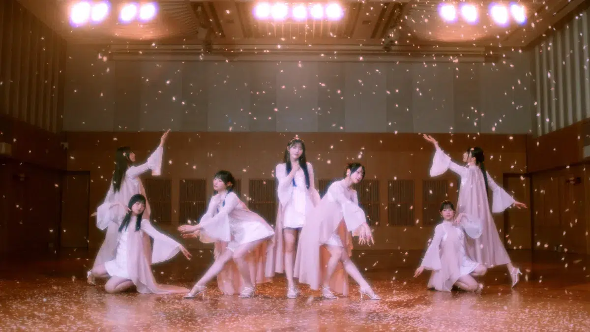 Rain Tree 4thデジタルシングル「君の居場所、僕の居場所」MUSIC VIDEO解禁！ 桜の花嵐の中舞い踊る7人 自分の居場所を探す彼女たちの物語