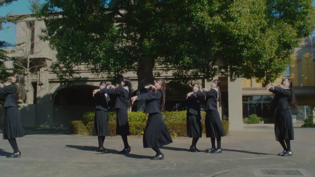 Rain Tree 4thデジタルシングル「君の居場所、僕の居場所」MUSIC VIDEO解禁！ 桜の花嵐の中舞い踊る7人 自分の居場所を探す彼女たちの物語