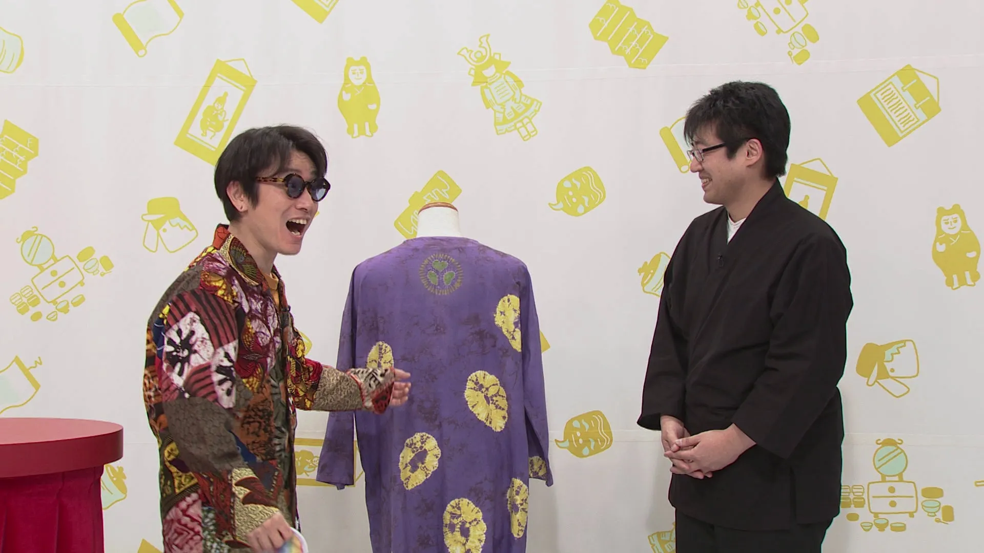 2人の男性が紫色の着物を指差して話している