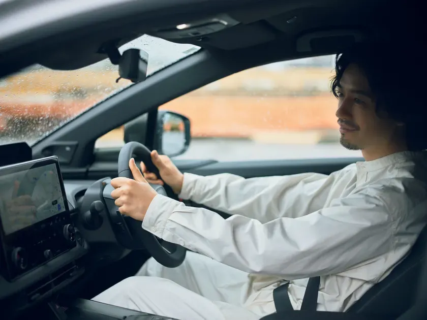 車内で思考を巡らせる斎藤工さん。bZ4Xが、まさに彼の「秘密基地」となる瞬間です。