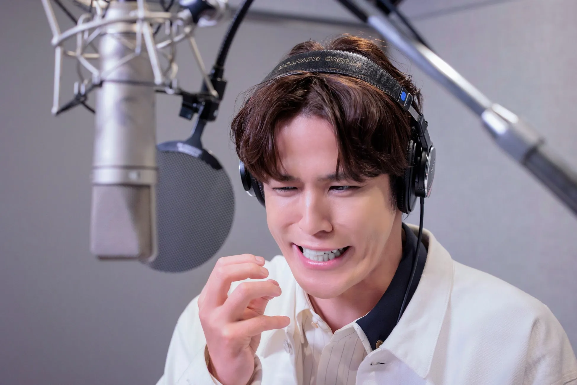 宮野真守、ロッテ「カジッテ」WEBCMで驚異の“全テイクOK”披露!本人コメントで明かす「宮野あるある」と新年度へのエール 5 ヘッドホン姿の宮野さん