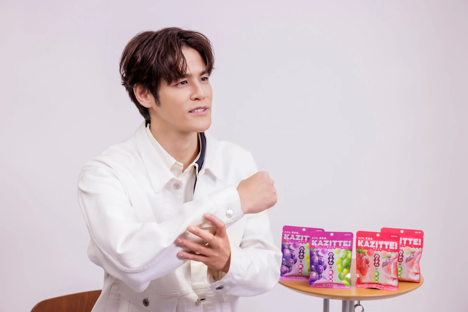 宮野真守、ロッテ「カジッテ」WEBCMで驚異の“全テイクOK”披露!本人コメントで明かす「宮野あるある」と新年度へのエール 8 白いジャケットの宮野さん