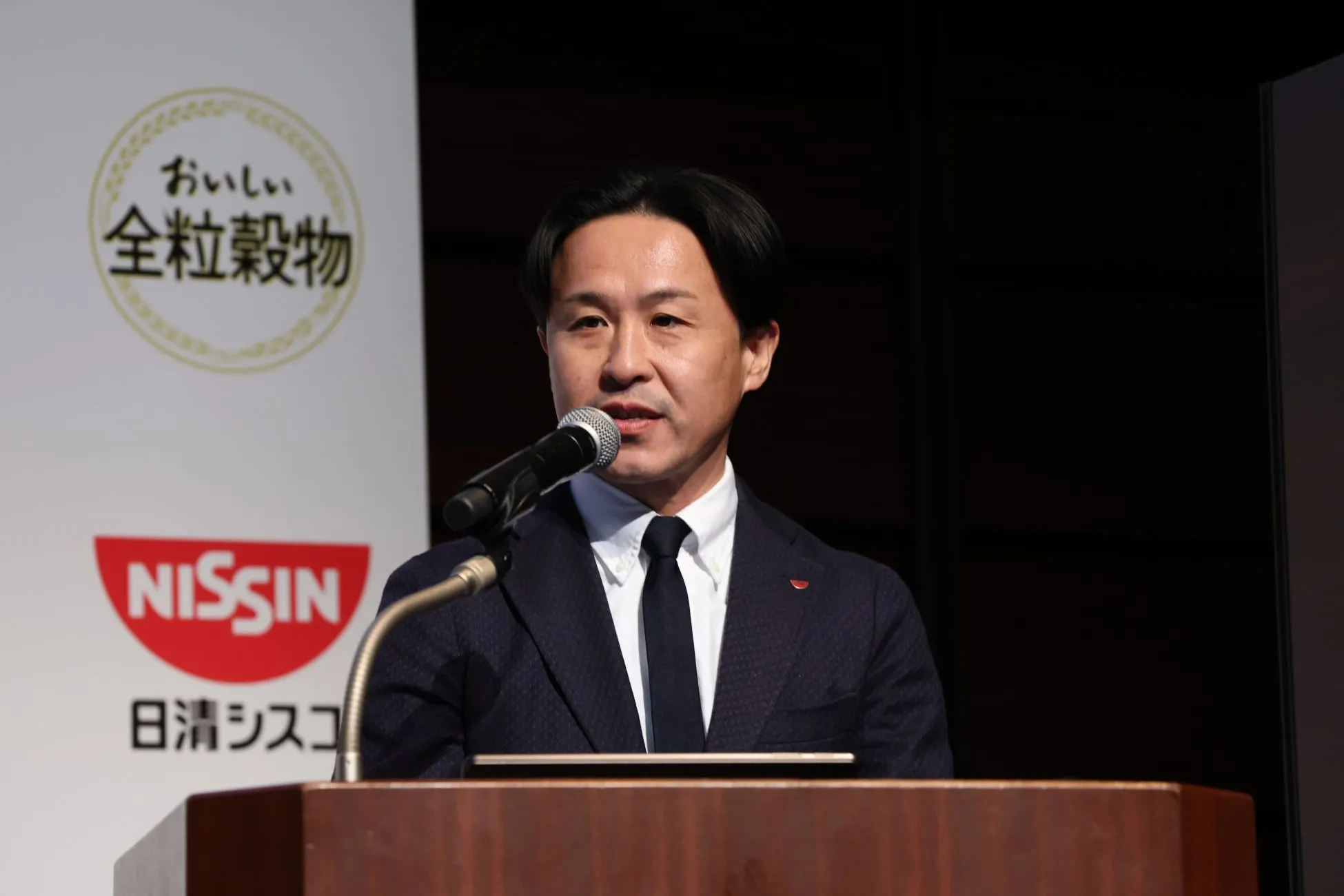 日清シスコ担当者による商品紹介の様子
