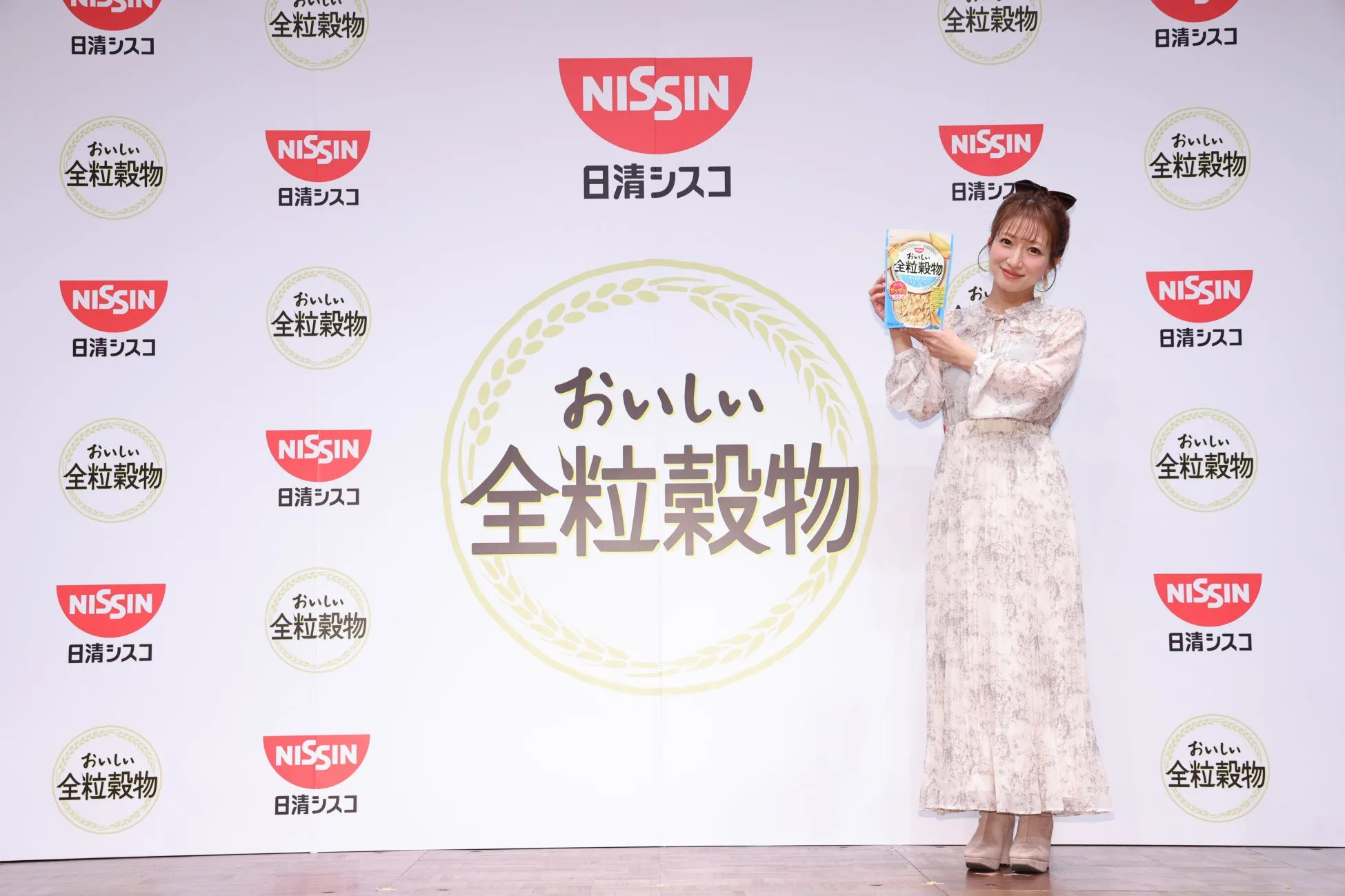 新商品「おいしい全粒穀物」シリーズを手にする辻󠄀希美さん