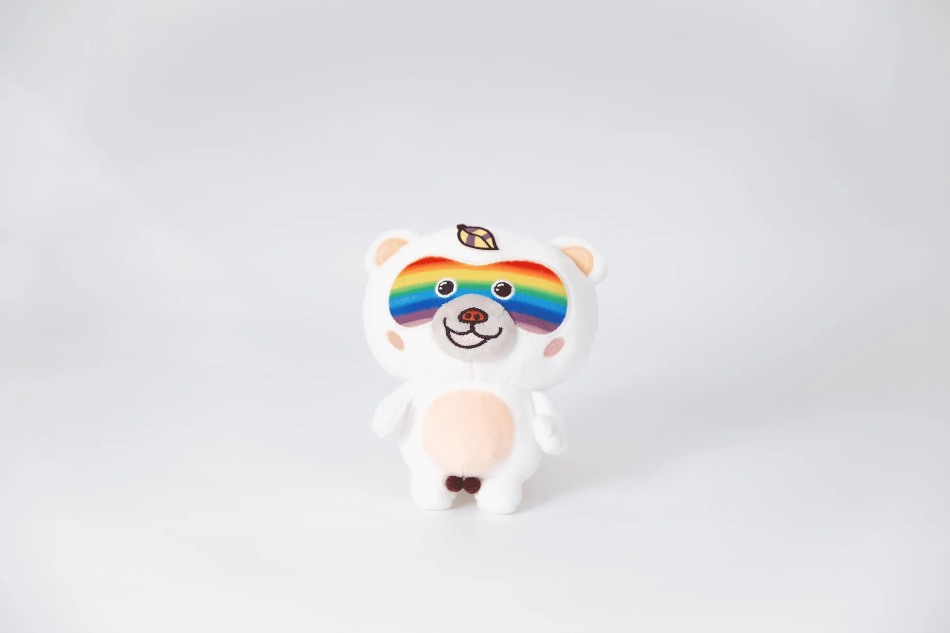 白い熊のぬいぐるみと虹色のアイマスク