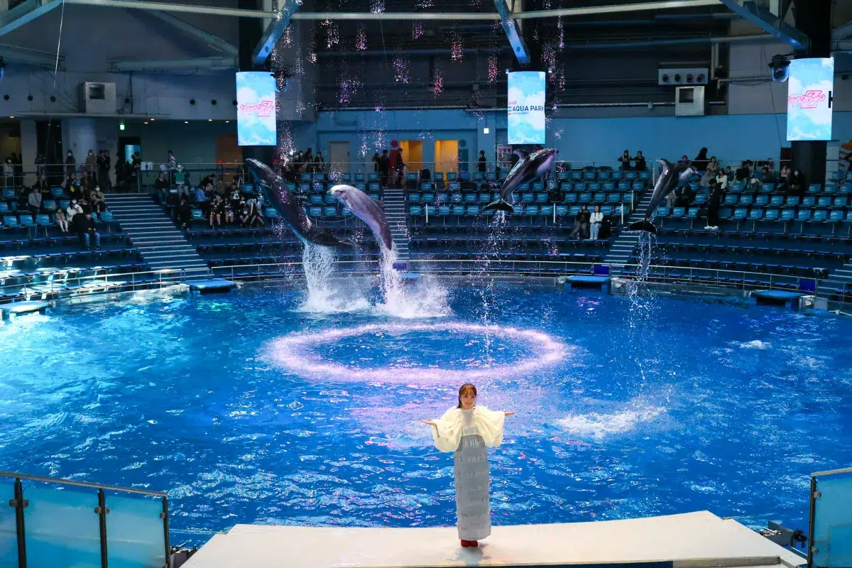 ももクロ・百田夏菜子がアクアパーク品川のイベントに登場 イルカとのコラボショーを絶賛