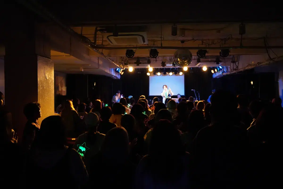 まつむら かなう、自身最大規模の全国ツアーが大阪で開幕！初開催の福岡公演も即完、新曲「バイバイってさ」をライブ初披露！