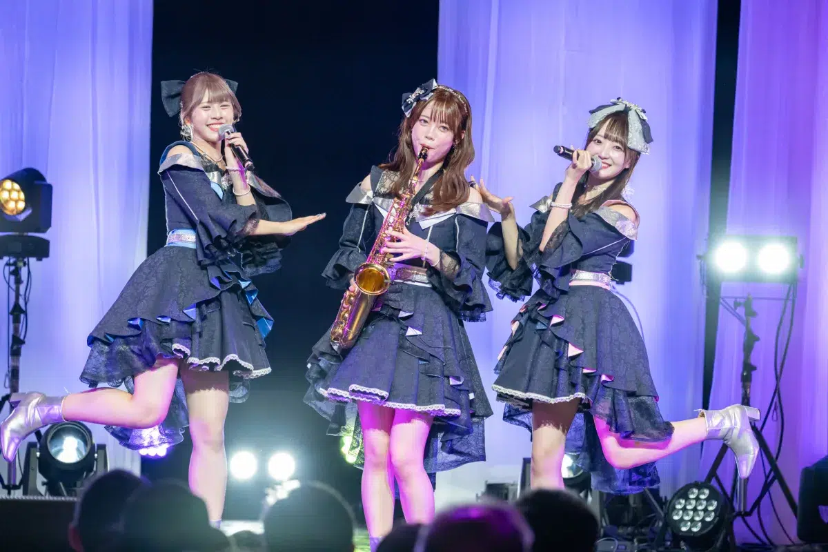 佐久間宣行プロデュース「ラフ×ラフ」が結成3周年ライブを開催！活動休止中の吉村萌南が電撃復帰、8人揃って新曲「Yondanda」を初披露