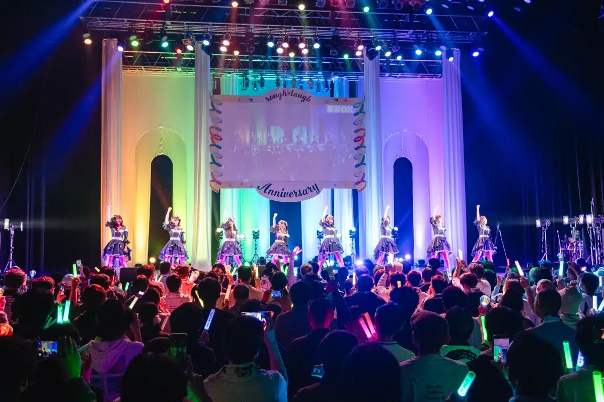 佐久間宣行プロデュース「ラフ×ラフ」が結成3周年ライブを開催！活動休止中の吉村萌南が電撃復帰、8人揃って新曲「Yondanda」を初披露