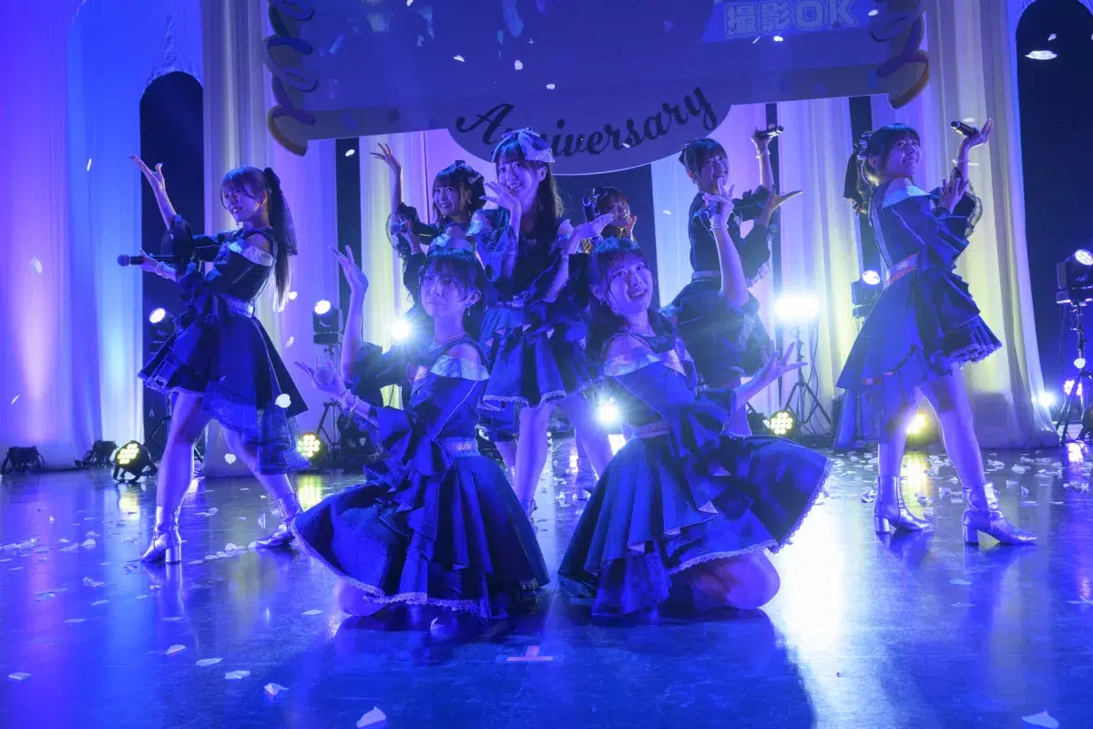 佐久間宣行プロデュース「ラフ×ラフ」が結成3周年ライブを開催！活動休止中の吉村萌南が電撃復帰、8人揃って新曲「Yondanda」を初披露