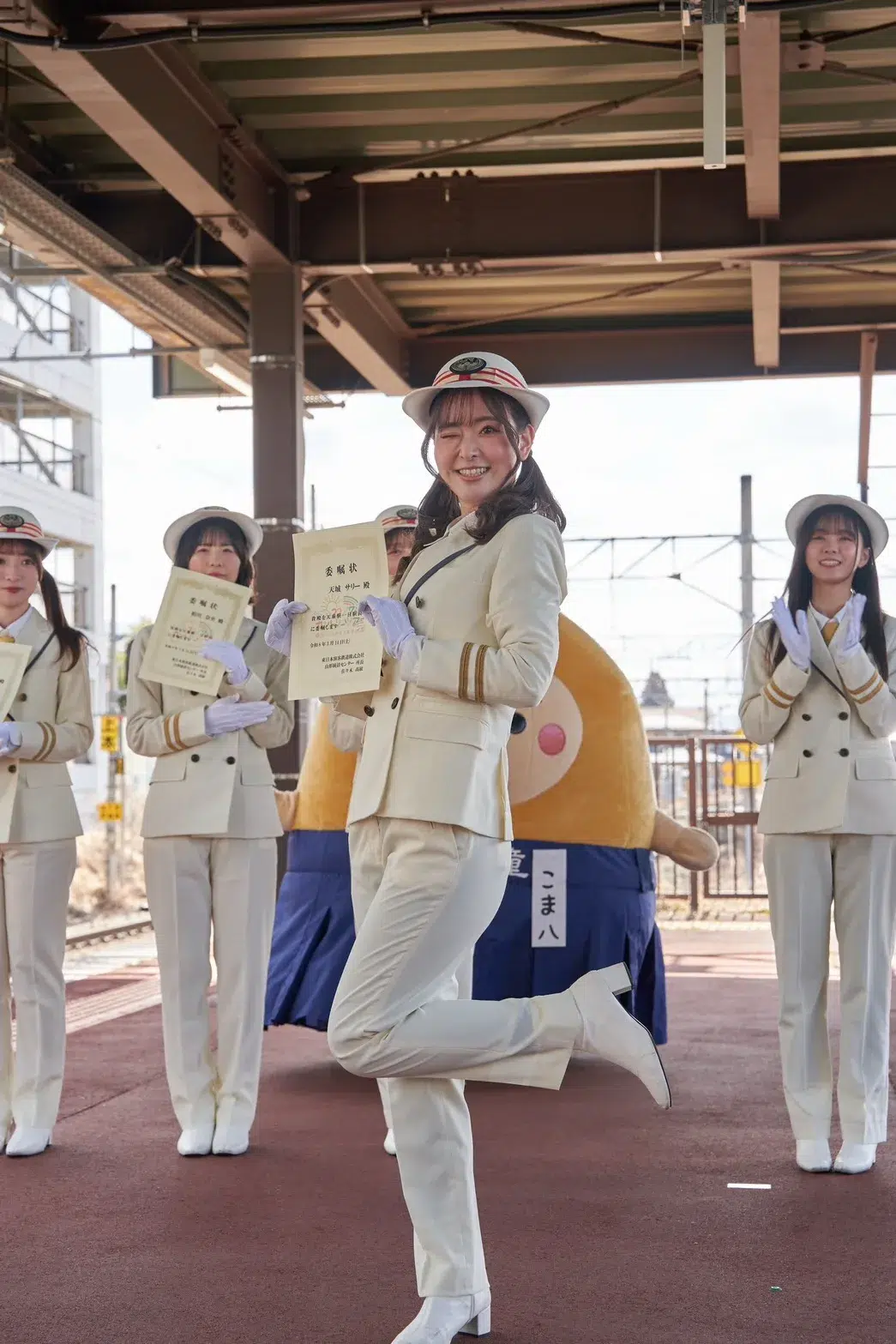 22/7、JR天童駅の一日駅長に就任! 山形新幹線“3両貸切”ツアー開催、約200人のファンと鉄道×推し活の旅 11 22/7、JR天童駅の一日駅長に就任! 山形新幹線“3両貸切”ツアー開催、約200人のファンと鉄道×推し活の旅