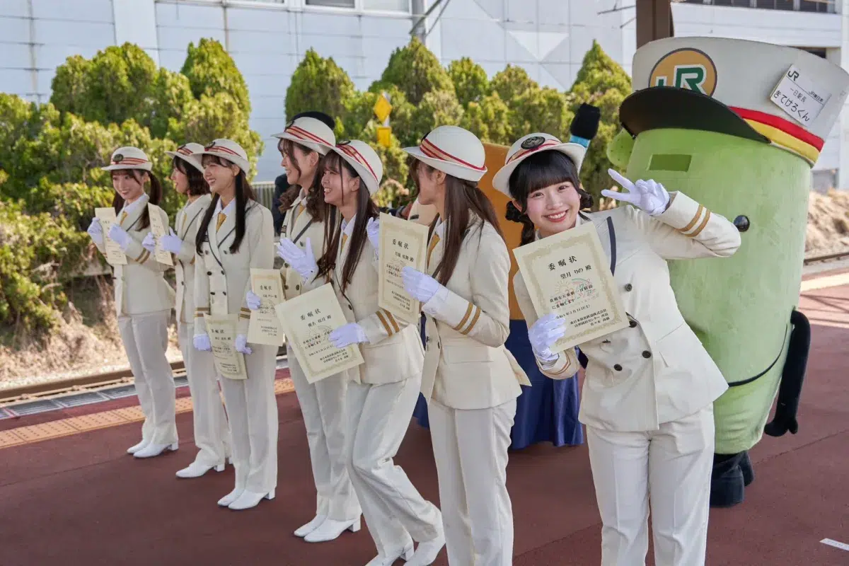 22/7、JR天童駅の一日駅長に就任! 山形新幹線“3両貸切”ツアー開催、約200人のファンと鉄道×推し活の旅 3 22/7、JR天童駅の一日駅長に就任! 山形新幹線“3両貸切”ツアー開催、約200人のファンと鉄道×推し活の旅