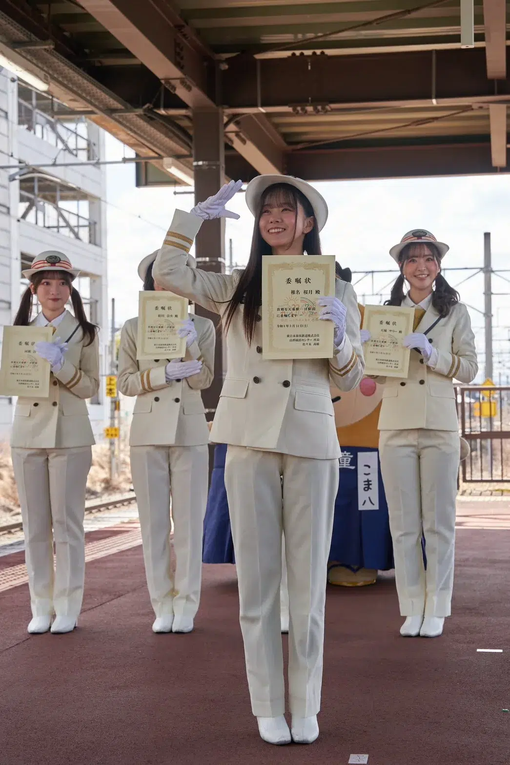 22/7、JR天童駅の一日駅長に就任! 山形新幹線“3両貸切”ツアー開催、約200人のファンと鉄道×推し活の旅 7 22/7、JR天童駅の一日駅長に就任! 山形新幹線“3両貸切”ツアー開催、約200人のファンと鉄道×推し活の旅