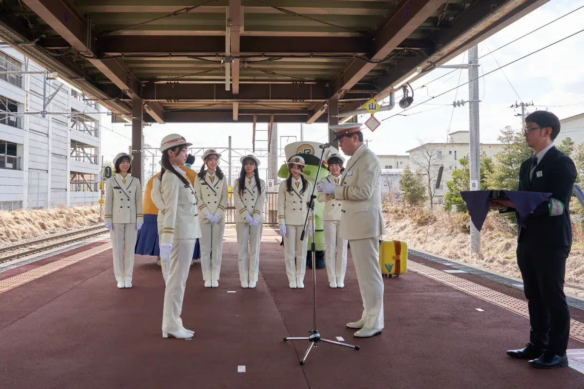 22/7、JR天童駅の一日駅長に就任! 山形新幹線“3両貸切”ツアー開催、約200人のファンと鉄道×推し活の旅 9 22/7、JR天童駅の一日駅長に就任! 山形新幹線“3両貸切”ツアー開催、約200人のファンと鉄道×推し活の旅