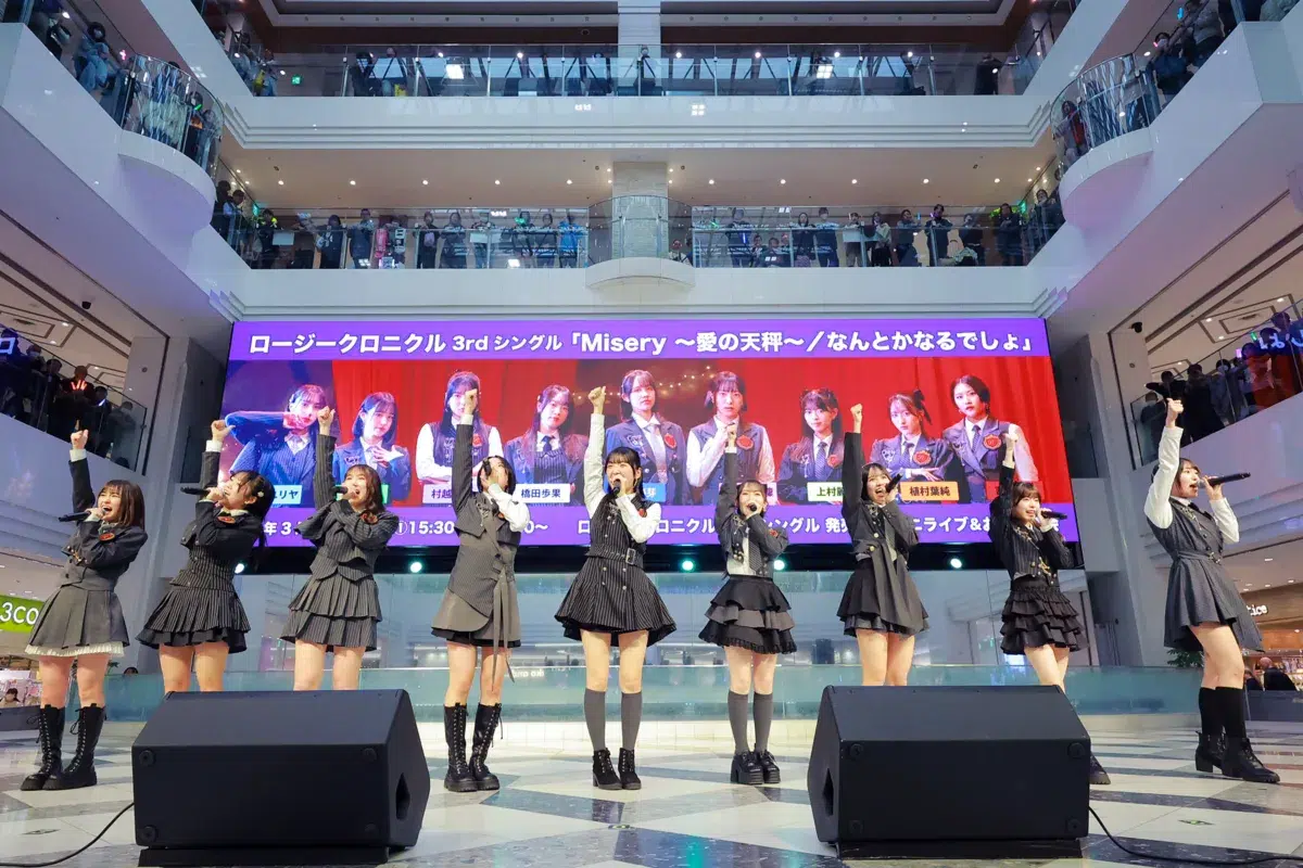 ロージークロニクル、1周年直前のリリイベで魅せた“最強の一体感”！新曲披露から春ツアーへの熱い意気込みまで、2年目もフレッシュに駆け抜ける姿をチェック👀