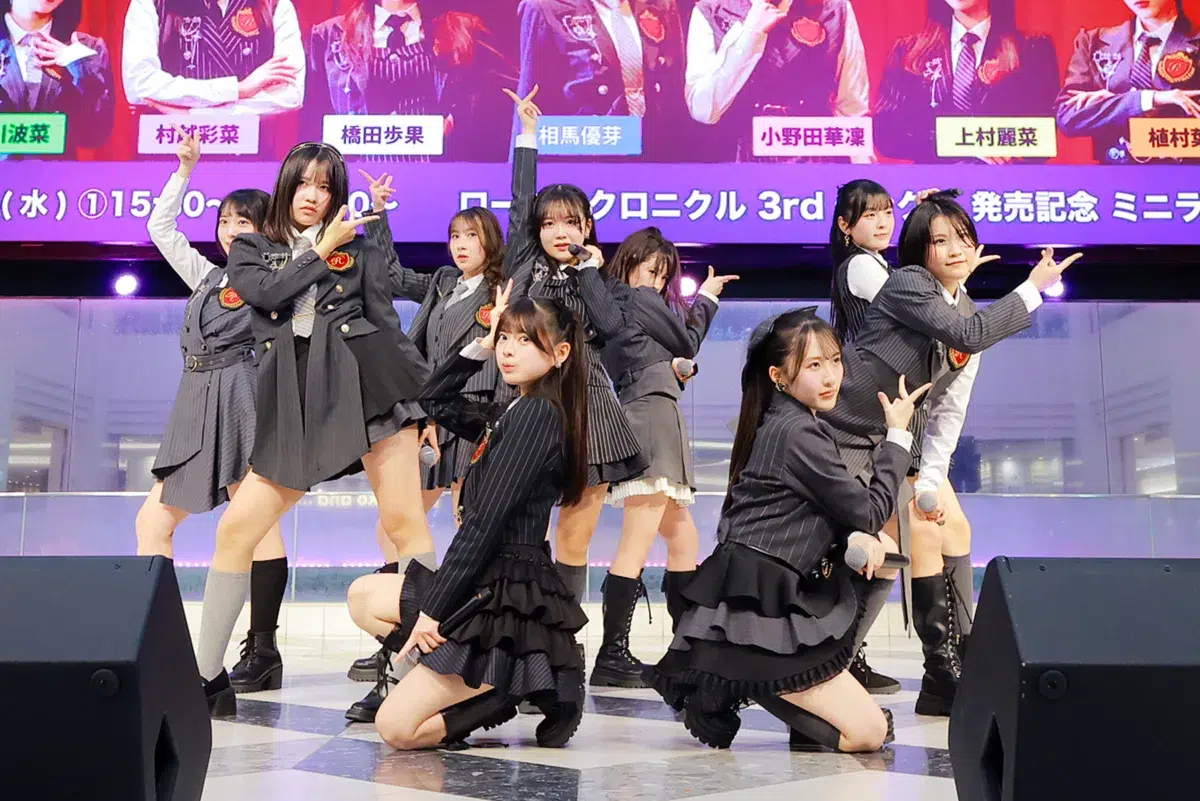 ロージークロニクル、1周年直前のリリイベで魅せた“最強の一体感”！新曲披露から春ツアーへの熱い意気込みまで、2年目もフレッシュに駆け抜ける姿をチェック👀
