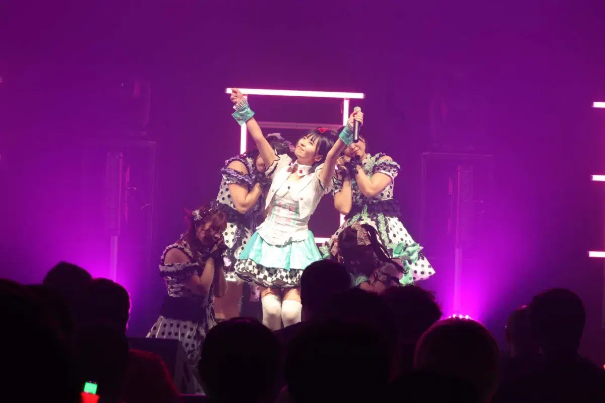 エラバレシ新ビジュアル解禁! 大食い女王もえのあずき他、レジェンドOGメンバーが出演の 10周年ワンマンレポート! 14 エラバレシ新ビジュアル解禁! 大食い女王もえのあずき他、レジェンドOGメンバーが出演の 10周年ワンマンレポート!