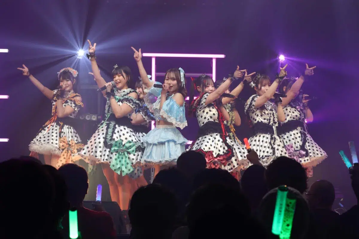 エラバレシ新ビジュアル解禁! 大食い女王もえのあずき他、レジェンドOGメンバーが出演の 10周年ワンマンレポート! 34 エラバレシ新ビジュアル解禁! 大食い女王もえのあずき他、レジェンドOGメンバーが出演の 10周年ワンマンレポート!