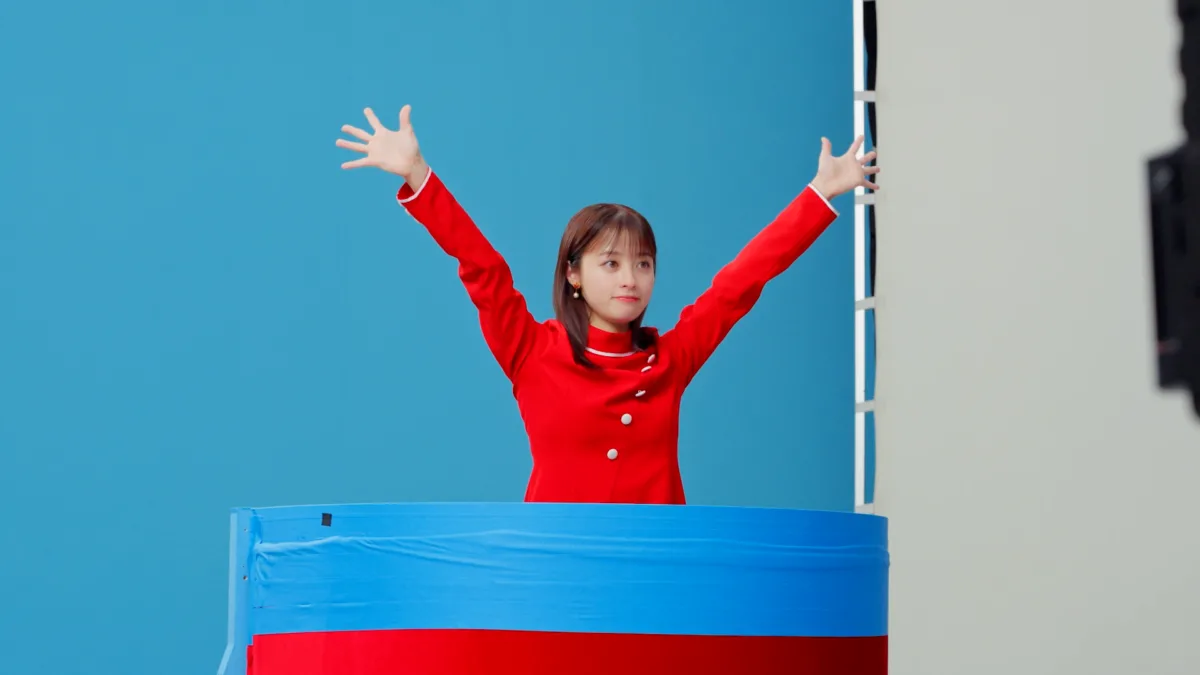 橋本環奈が巨大パッケージから飛び出す！「チップスター」発売50周年記念の新CMが3月30日より放送開始