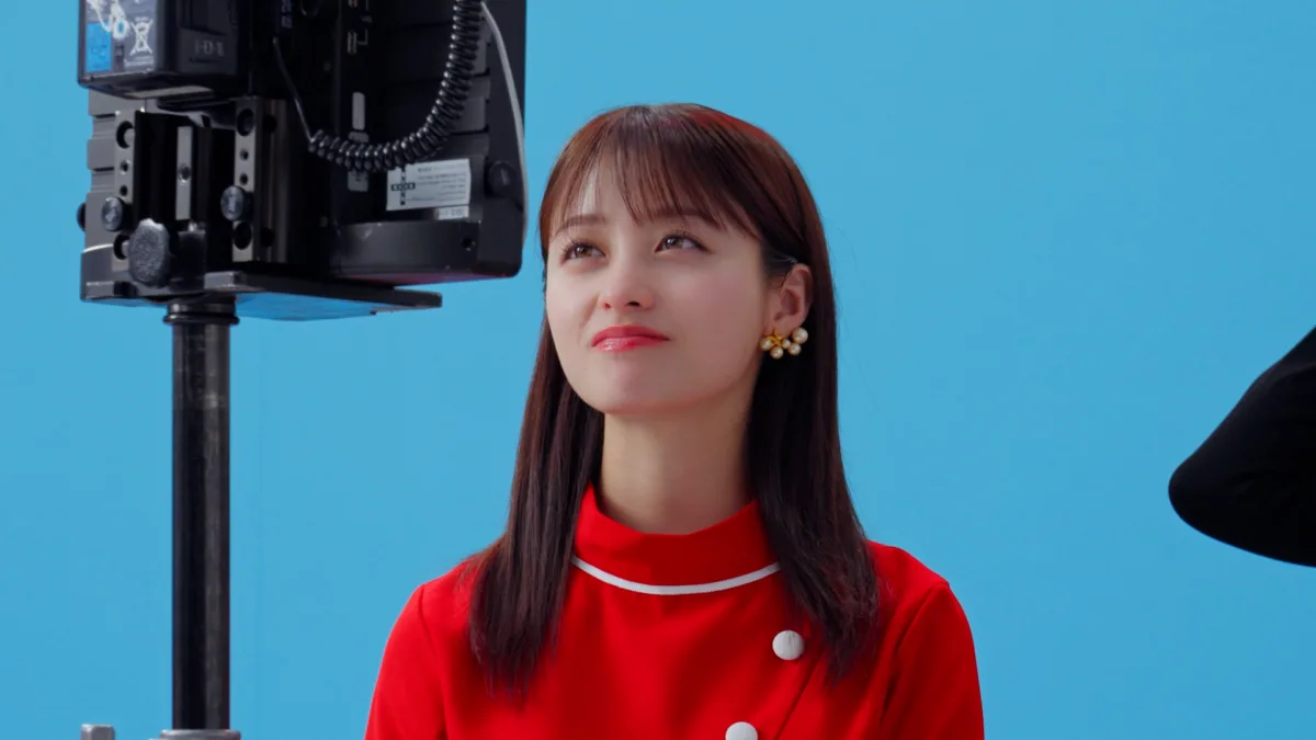 橋本環奈が巨大パッケージから飛び出す！「チップスター」発売50周年記念の新CMが3月30日より放送開始