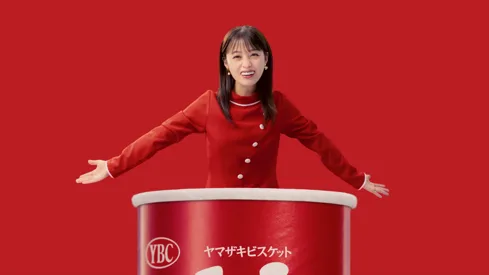 橋本環奈が巨大パッケージから飛び出す！「チップスター」発売50周年記念の新CMが3月30日より放送開始