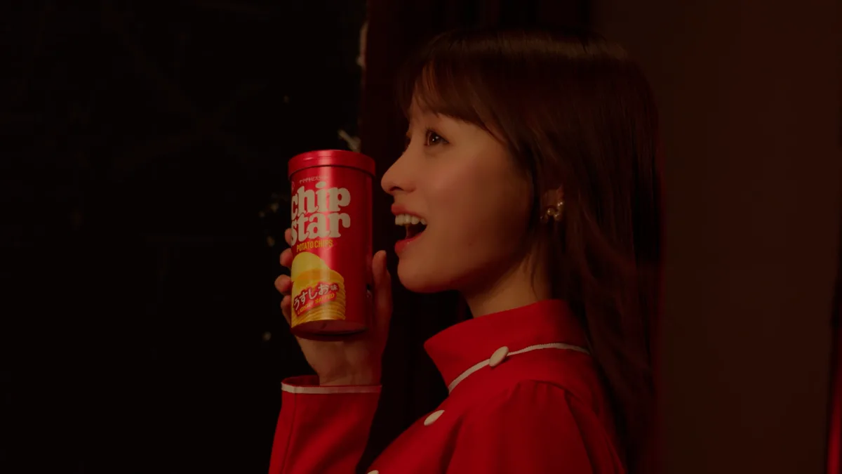 橋本環奈が巨大パッケージから飛び出す！「チップスター」発売50周年記念の新CMが3月30日より放送開始