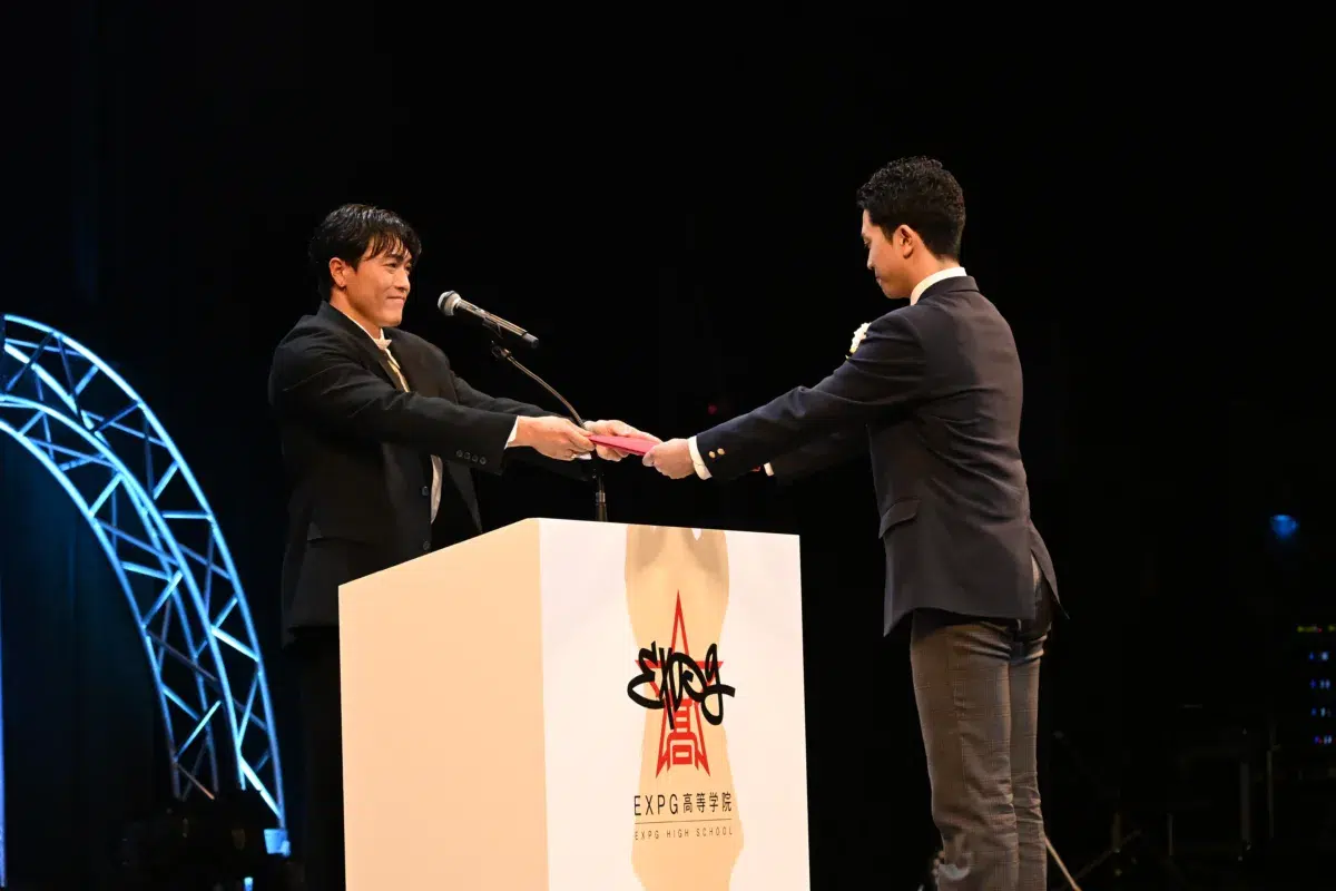 【EXPG高等学院】令和8年 入学・卒業式同日開催!!THE RAMPAGE 吉野北人が卒業式でEXILEの「道」を歌唱し、学長・中務裕太と共に卒業生の門出を祝福!! 入学式ではEXILE MAKIDAIの DJ PLAYをはじめ、EXILE TETSUYA&THE RAMPAGE 岩谷翔吾と75名の在校生がダンスパフォーマンスを披露! 10 【EXPG高等学院】令和8年 入学・卒業式同日開催!!THE RAMPAGE 吉野北人が卒業式でEXILEの「道」を歌唱し、学長・中務裕太と共に卒業生の門出を祝福!! 入学式ではEXILE MAKIDAIの DJ PLAYをはじめ、EXILE TETSUYA&THE RAMPAGE 岩谷翔吾と75名の在校生がダンスパフォーマンスを披露!