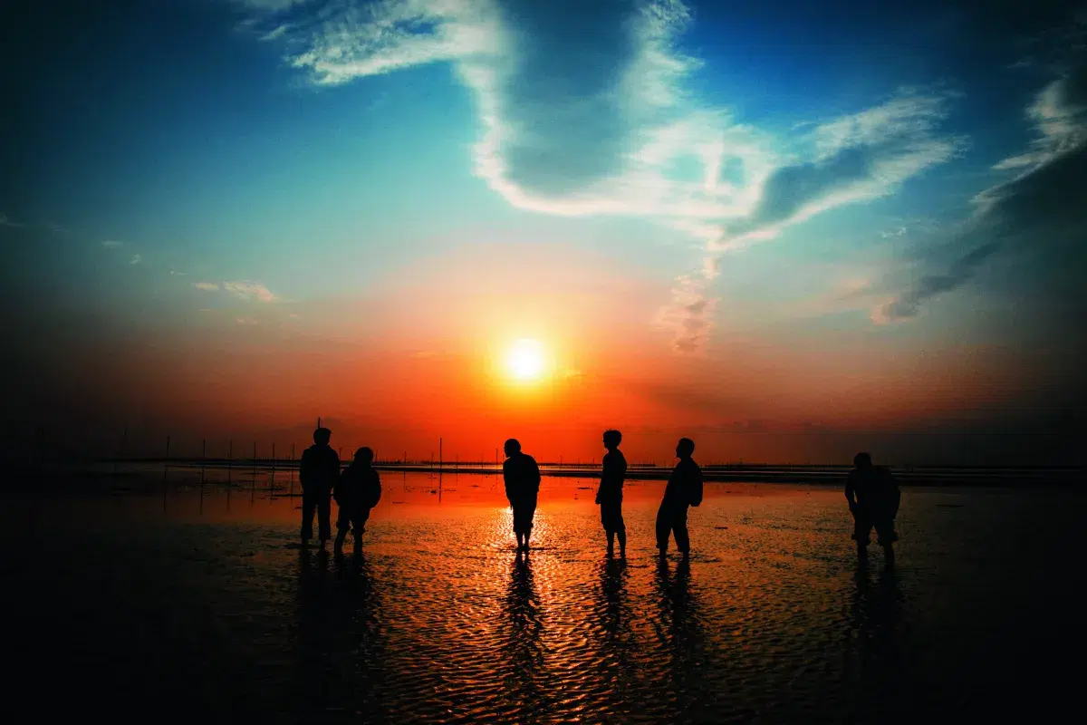 【GENERATIONS】グループとして10年振りの写真集『Footprints』発売記念イベントに白濱亜嵐・片寄涼太が登壇！デビュー13周年を飾るグループのタイムカプセルのような１冊！