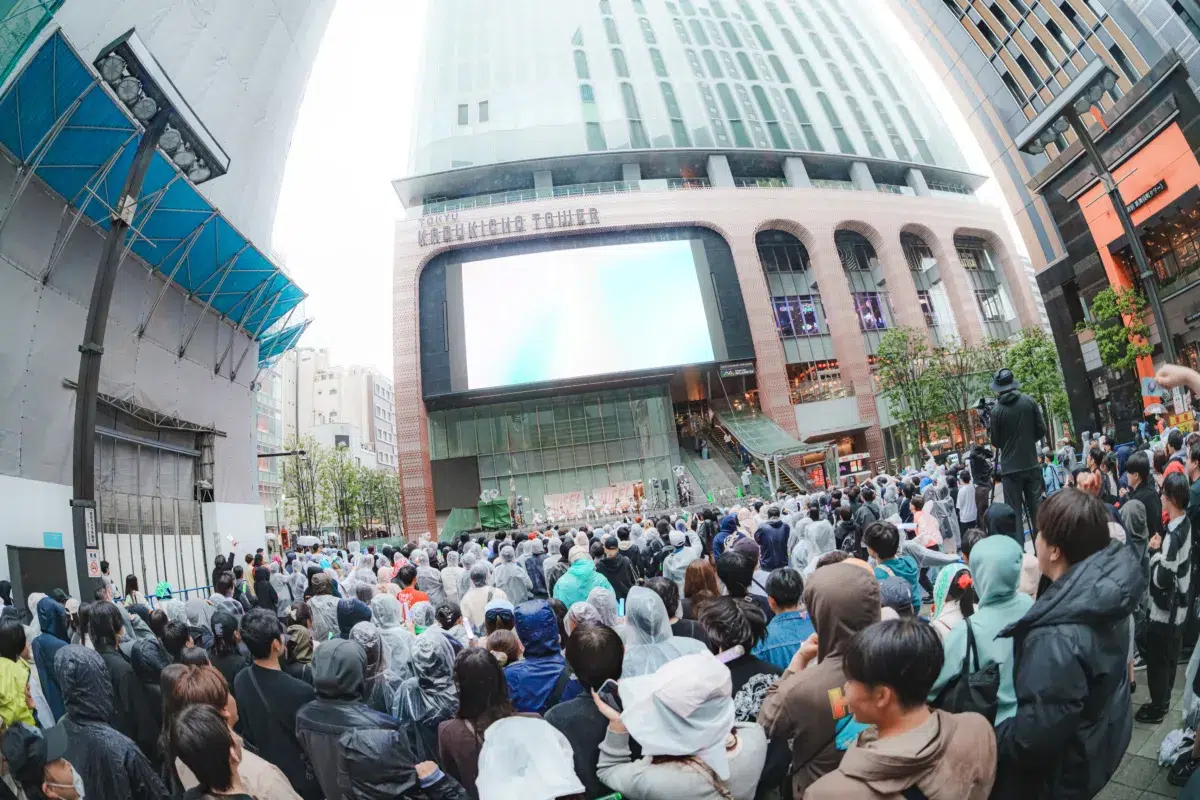 iLiFE! リリース記念イベント開催!大雨のなか歌舞伎町にファンが集結し、熱気あふれるステージを披露! 2 iLiFE! リリース記念イベント開催!大雨のなか歌舞伎町にファンが集結し、熱気あふれるステージを披露!